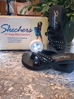 NWT Skechers Black Yoga Foam Wedge Sandals with Stud Accents with Box